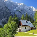 Planinska Koca Na Gozdu