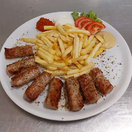 Planinska Koca Na Gozdu Gæstehus