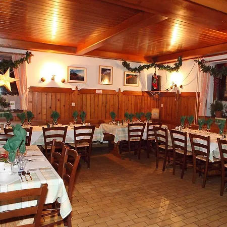 Planinska Koca Na Gozdu *