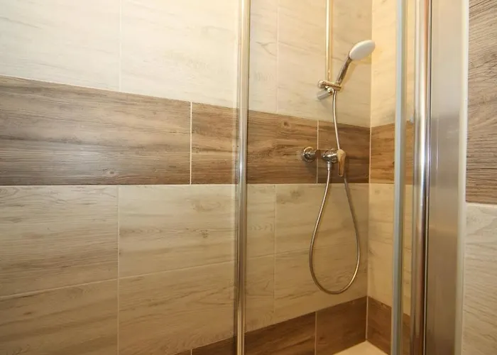 Planinska Koca Na Gozdu Konukevi Kranjska Gora