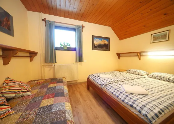 Planinska Koca Na Gozdu Konukevi Kranjska Gora