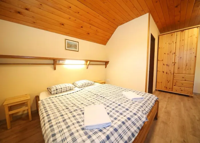 Planinska Koca Na Gozdu Konukevi *