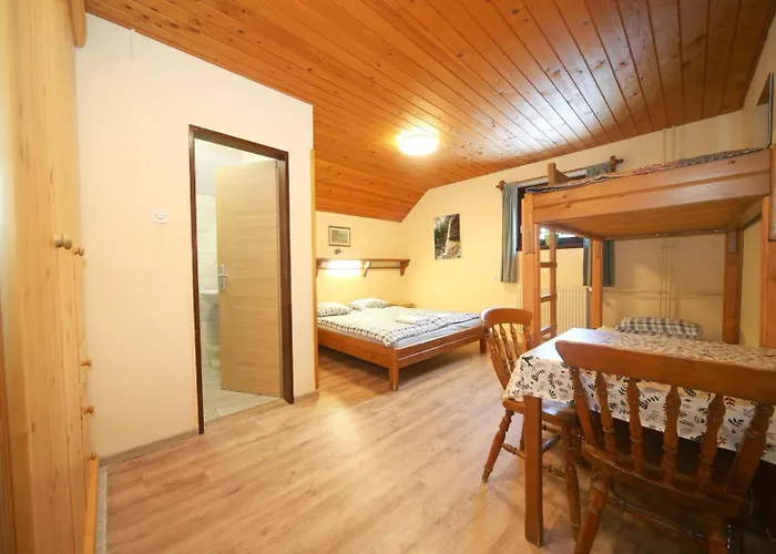 Planinska Koca Na Gozdu