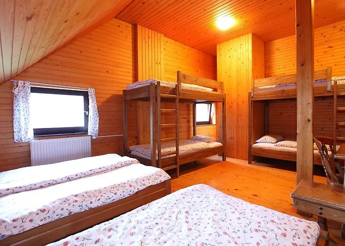 Planinska Koca Na Gozdu Konukevi Kranjska Gora