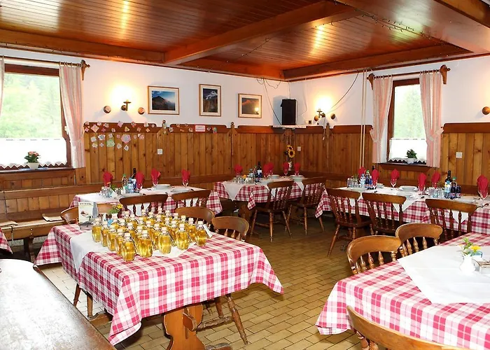 Planinska Koca Na Gozdu Konukevi